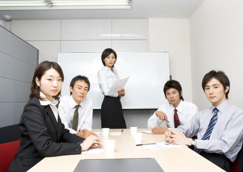 企業(yè)培訓(xùn)師和企業(yè)培訓(xùn)課程